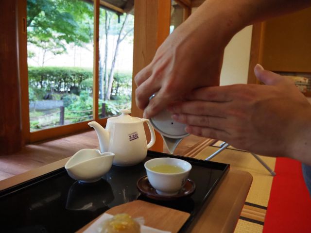 𓂃今年の新茶も好評です𓂃

新緑が川根路に広がり、
いよいよ新茶を楽しめる時期がきました◎！

茶茗舘でも新茶をお楽しみいただき、
皆さんにご好評いただいています✨

今年の新茶の出来はいかがでしょうか？
ぜひ感想をお聞かせください♩

#川根茶 #川根本町 #川根 #日本茶 #greentea #tea #茶室 #japanesegreentea #新茶 # #煎茶 #浅蒸し #みる芽
#日本茶喫茶　#喫茶　#急須　#宝瓶　#茶茗舘　#フォーレなかかわね茶茗舘
