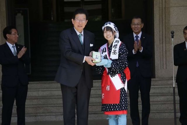 𓂃川根茶娘が新茶を贈呈𓂃
毎年恒例の県知事への新茶贈呈式が本日執り行われました𓇠

贈呈式では、県内の16茶産地の茶娘やアンバサダーの方々が集まり、新茶を紹介しながら知事へ手渡します。

今年も多くの方々に、
山のお茶のさわやかな香りと、ふくよかな甘みを楽しんでいただけますようにと願いを込めて、
日本一の銘茶‎ ‎ ‎ܰ ‎川根茶 ܱ をお届けすることができました。

𓂃𓈒𓏸𓂃𓈒𓏸𓂃𓈒𓏸𓂃
今年、川根茶を代表してお渡しした新茶は、
昨年の全国茶品評会で農林水産省を受賞した相藤園さんのものです。

お渡しした新茶は、
県庁を訪れる方への広報に使われます。
𓂃𓈒𓏸𓂃𓈒𓏸𓂃𓈒𓏸𓂃 
#川根茶 #新茶 #贈呈式 #静岡県 #川根本町 #県知事 #茶娘 #アンバサダー  #川根 #日本茶 #greentea #tea  #japanesegreentea  #煎茶 #浅蒸し #みる芽 #全国 #茶 #品評会 #全国茶品評会 #農林水産大臣賞 #日本一 #銘茶　#山のお茶 #さわやか #香り #ふくよか #甘み