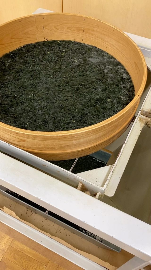 𓂃全国茶品評会へ向けて𓂃
品評会への出品を控え、
より良いお茶を厳選しています。

乾燥しているはずの茶葉なのに
触るとしっとり滑らかなのは
とっても良いお茶の証拠。

見た目も美しい高品質な茶葉を、
一層針のように均一に揃えるように
篩にかけて選りすぐります。

生育からずっと手間暇かかった貴重なお茶が
また一層厳選される姿に、
全国茶品評会出品茶の重みを感じます𓇠

#全国茶品評会 #全国 #茶 #品評会
#川根本町 #川根 #川根茶 #新茶 #製茶 #篩
#出品者 #農家 #手摘み #ハサミ #普通煎茶
#相藤園 #相藤農園 #つちや農園
#丹野園 #小平園 #川根たっちゃん農園